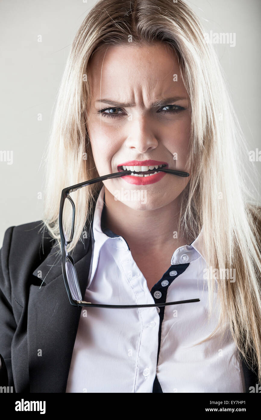 Portrait of businesswoman biting lunettes Banque D'Images