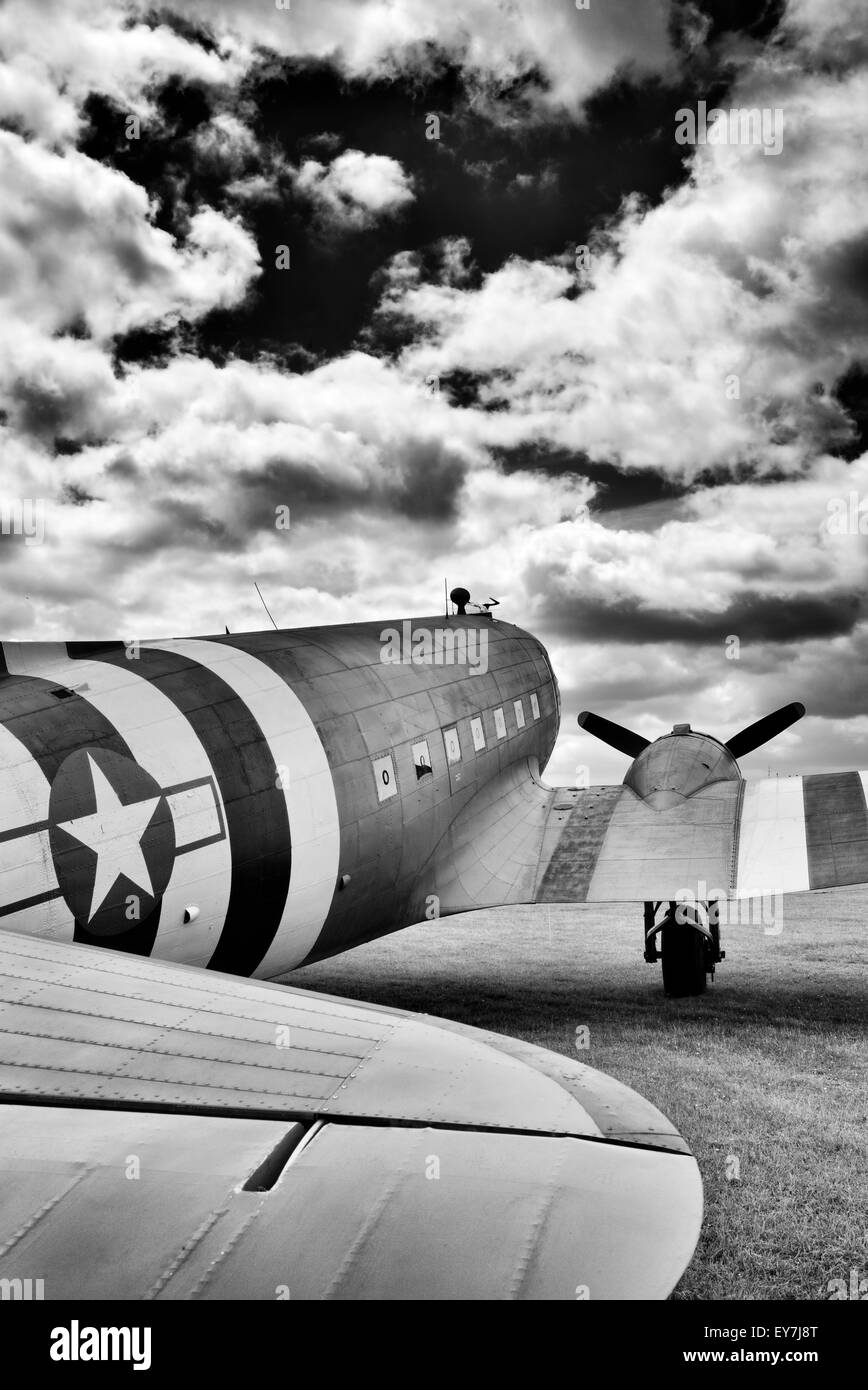 Douglas C-47 Dakota / DC-3 d'aéronefs de transport à Bicester festival du volant moteur. Centre du patrimoine mondial, Bicester Oxfordshire, Angleterre Banque D'Images
