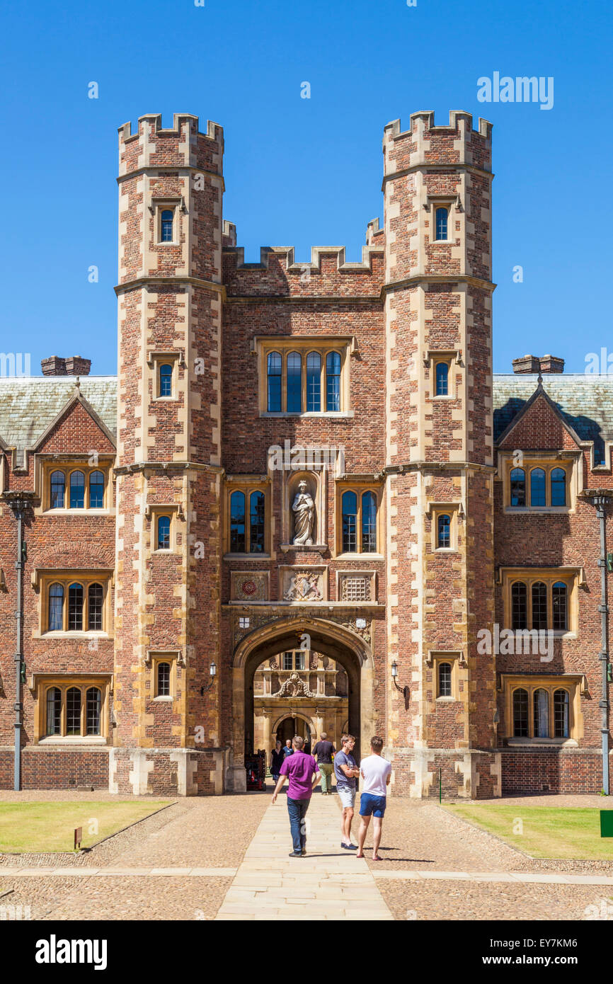 Les étudiants de l'extérieur de la tour de Shrewsbury St Johns college l'université de Cambridge Cambridge Cambridgeshire England UK GB EU Europe Banque D'Images