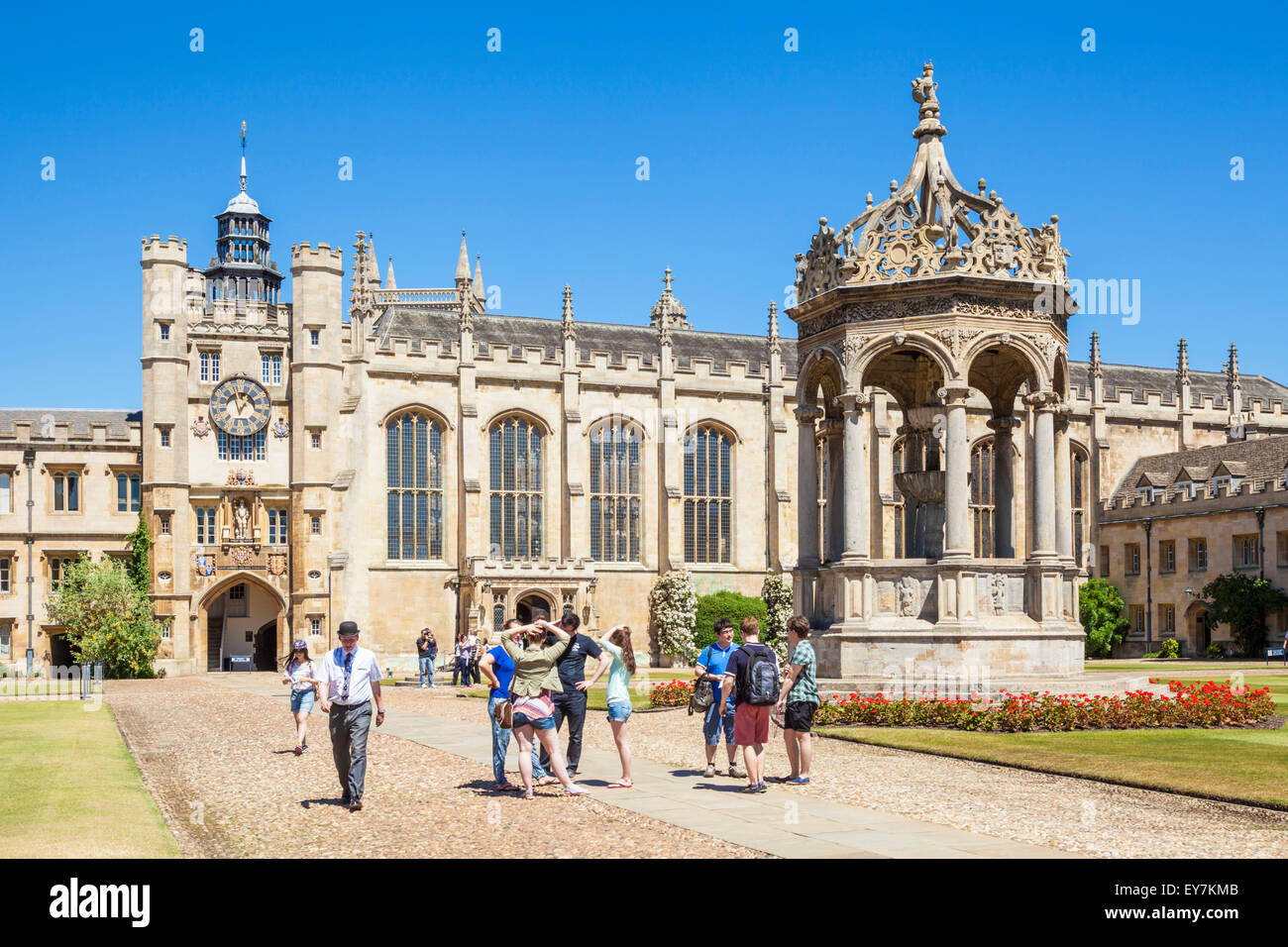 Les étudiants de l'université dans la grande cour du Trinity College de l'Université de Cambridge Cambridge Cambridgeshire England UK GB EU Europe Banque D'Images