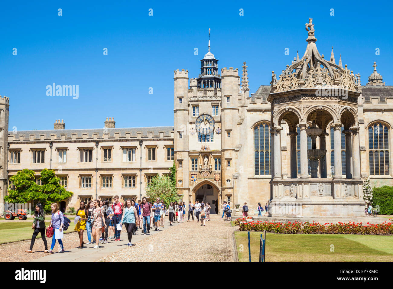 Les étudiants de l'université dans la grande cour du Trinity College de l'Université de Cambridge Cambridge Cambridgeshire England UK GB EU Europe Banque D'Images