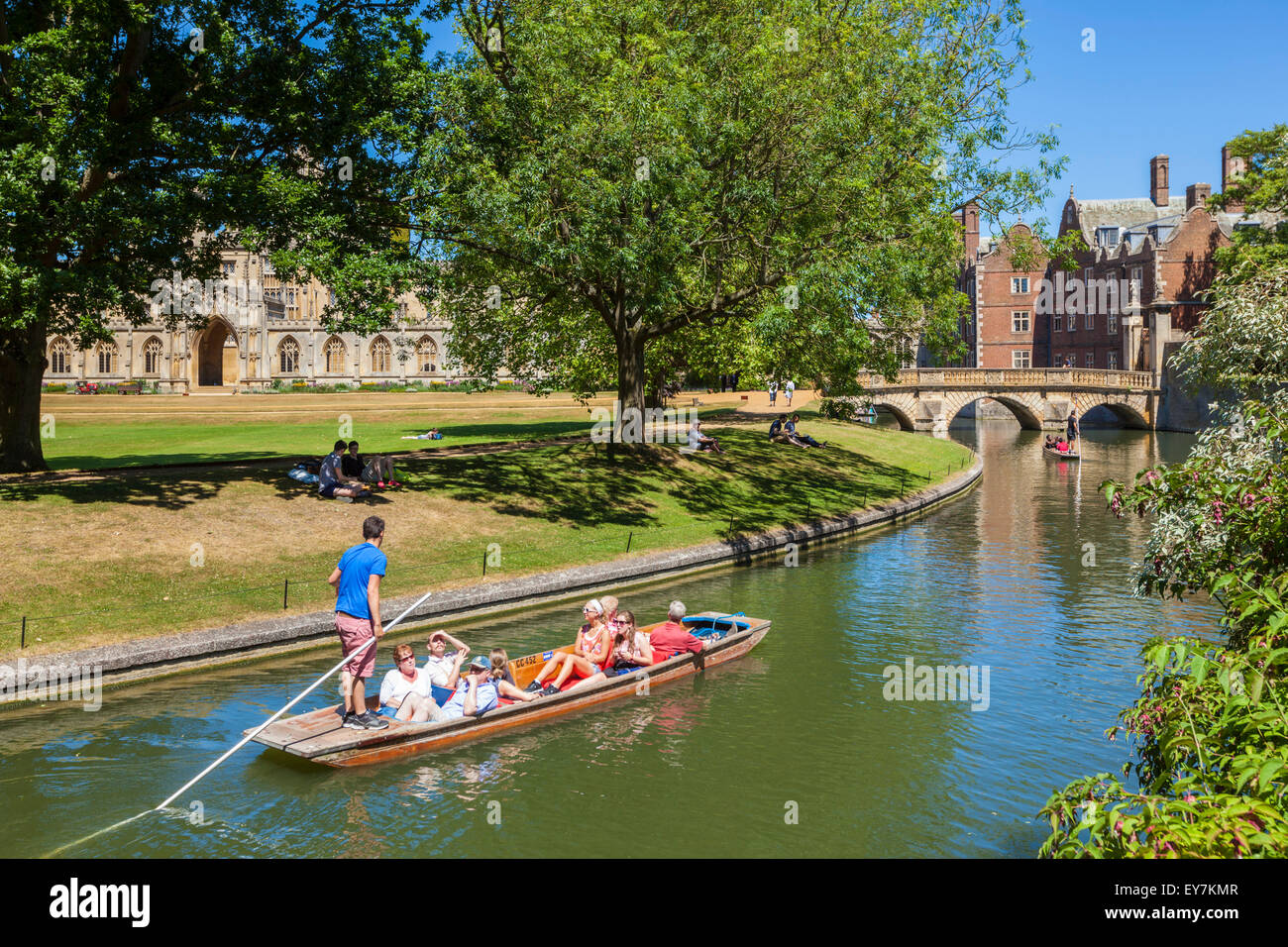 Les touristes en barque sur la rivière Cam Cambridge Cambridgeshire England UK GB EU Europe Banque D'Images