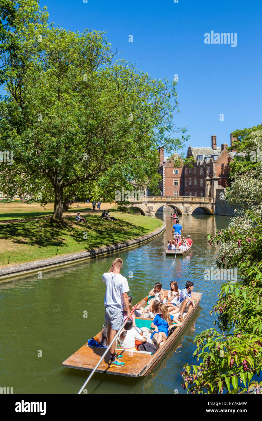 Les touristes en barque sur la rivière Cam Cambridge Cambridgeshire England UK GB EU Europe Banque D'Images