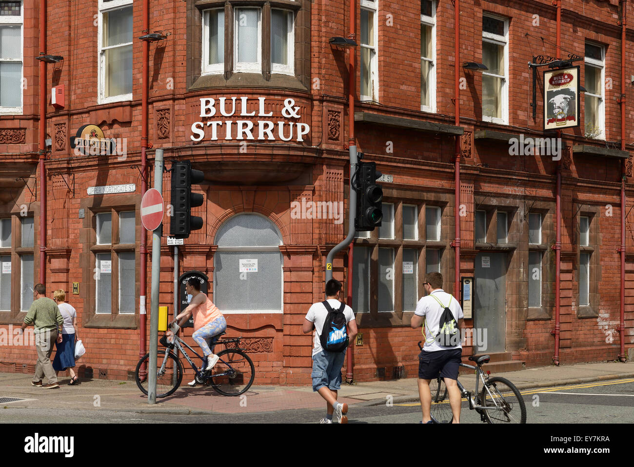 Un fermé et barricadèrent pub dans le centre-ville de Chester, Royaume-Uni Banque D'Images