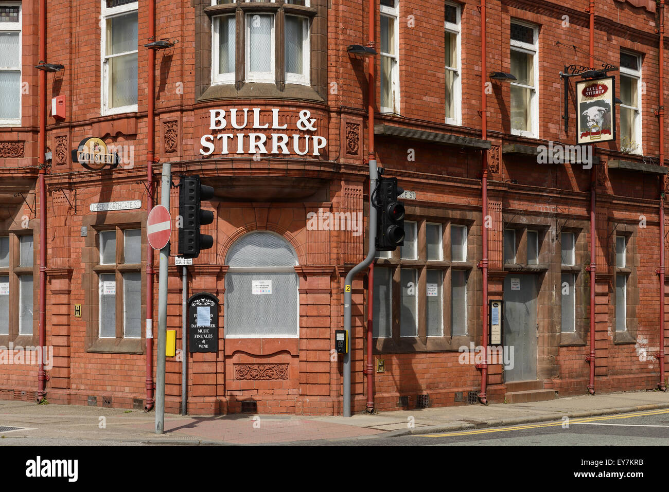 Un fermé et barricadèrent pub dans le centre-ville de Chester, Royaume-Uni Banque D'Images