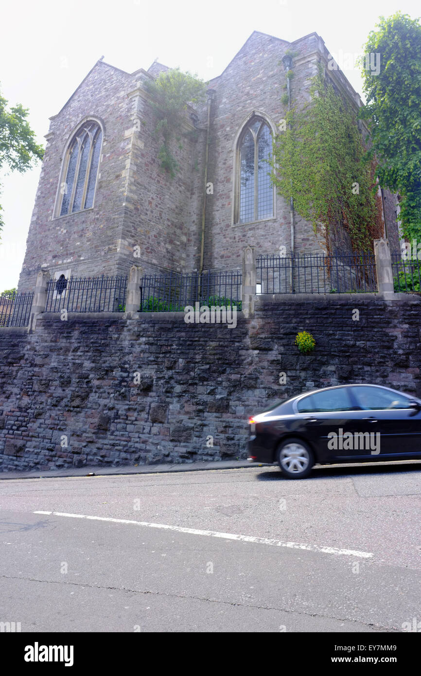 Une voiture passe l'église de St Michel sur le Mont Sans sur St Michael's Hill à Bristol. Banque D'Images