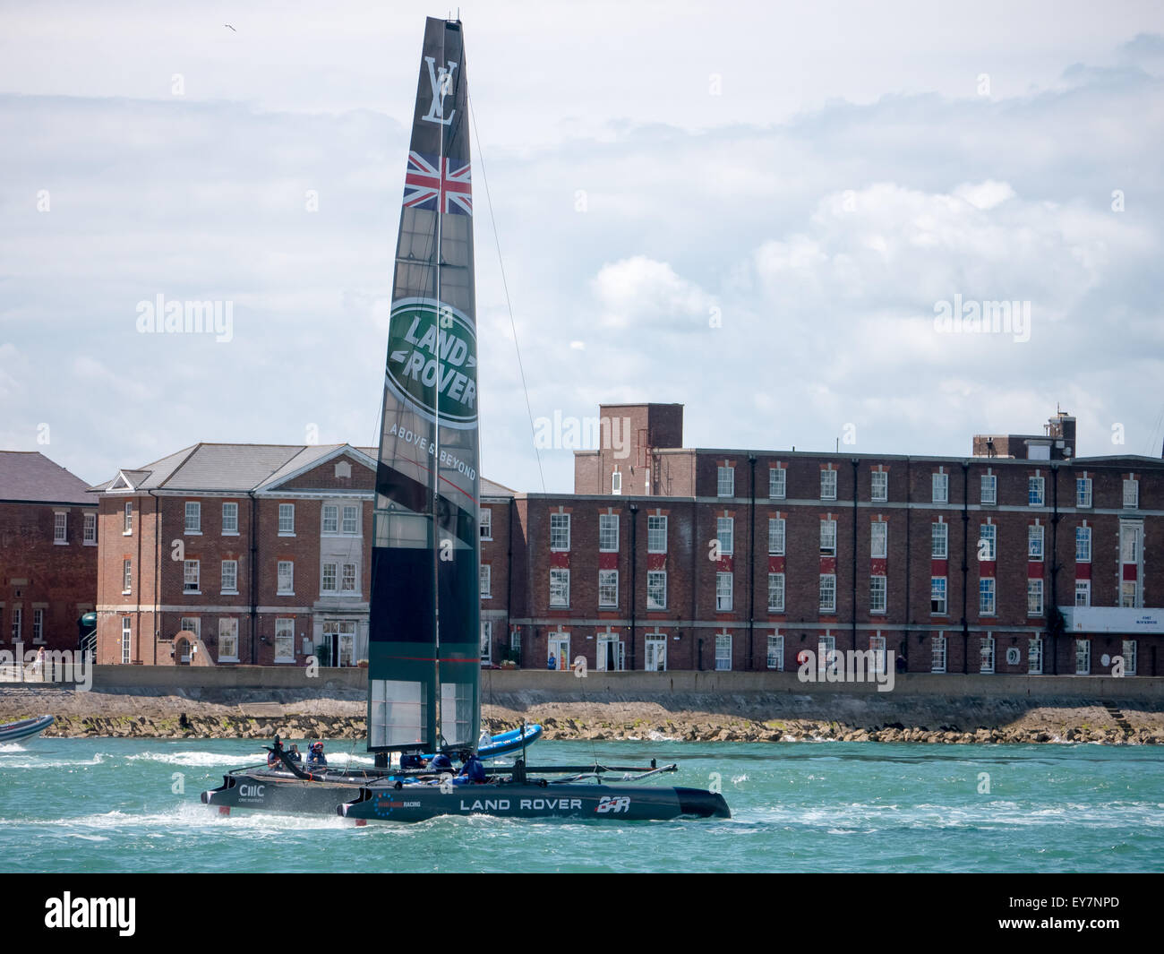 Portsmouth, Angleterre, 23 juillet 2015. land rover bar team entrez le port de Portsmouth à la suite de la première session de la pratique de l'Americas Cup world series dans le Solent. l'Americas Cup world series a lieu à Portsmouth entre le 23 juillet et le 26 juillet 2015 Crédit : Simon Evans/Alamy live news Banque D'Images