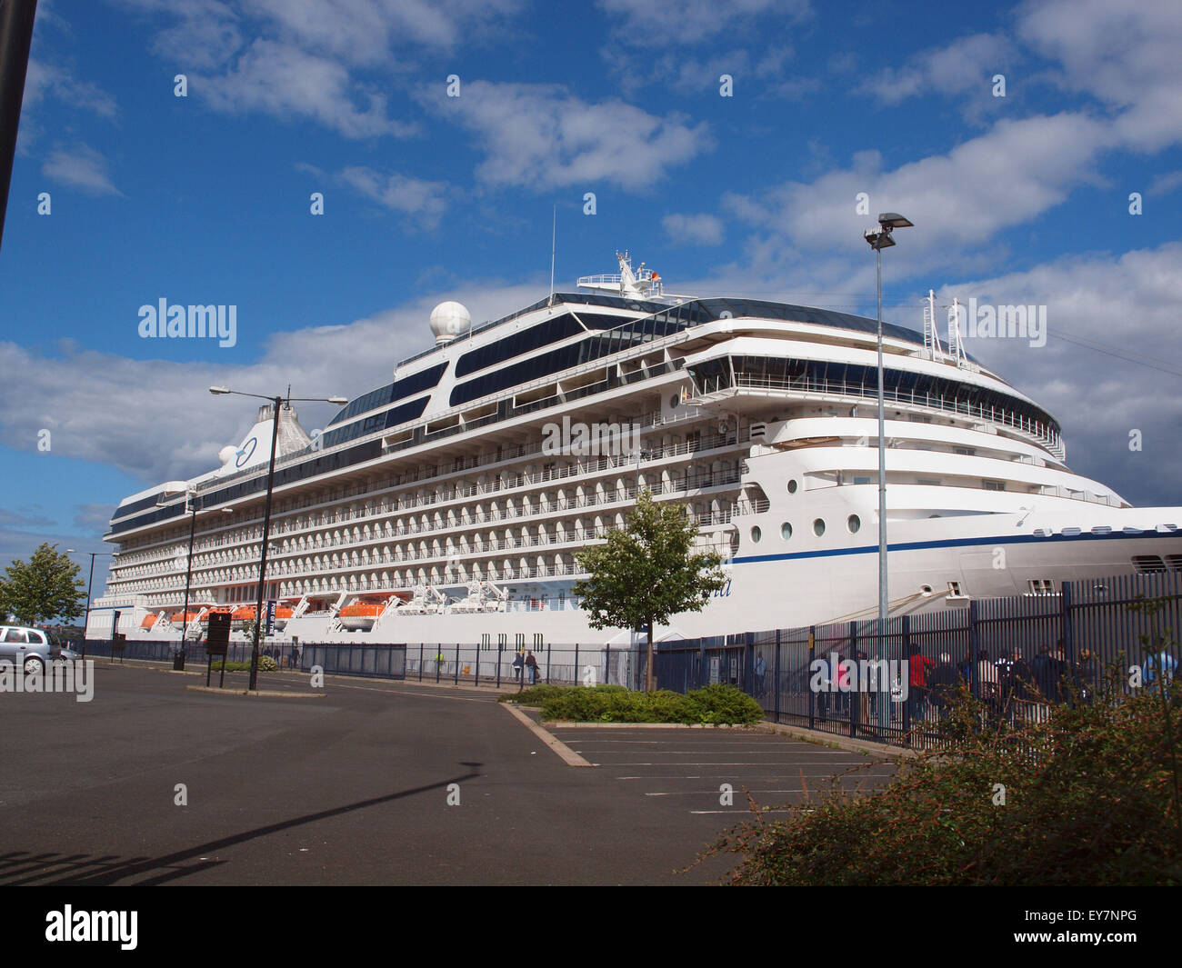 Newcastle Upon Tyne, le 23 juillet 2015, UK Weather. L 66084t,1260 Capacité en passagers des navires de croisière Océanie ''MARINA'' amarré au quai de Commissaires sur un après-midi ensoleillé. Credit : James Walsh/Alamy Live News Banque D'Images