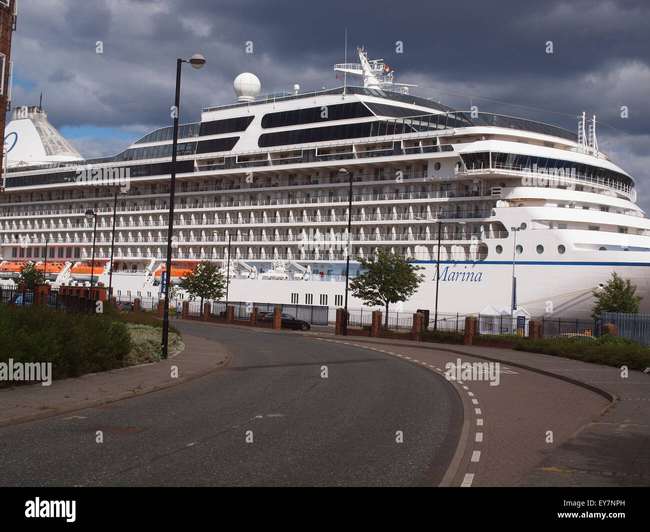 Newcastle Upon Tyne, le 23 juillet 2015, UK Weather. L 66084tonne, 1260 capacité en passagers des navires de croisière Océanie ''MARINA'' amarré au quai de Commissaires sur un après-midi ensoleillé. Credit : James Walsh/Alamy Live News Banque D'Images