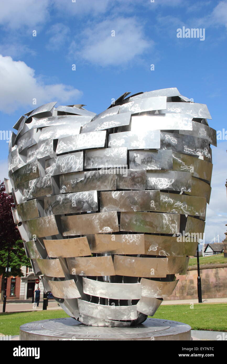 Le coeur d'acier sculpture de l'artiste Steve Mehdi en centre-ville de Rotherham, South Yorkshire, Angleterre, Royaume-Uni Banque D'Images