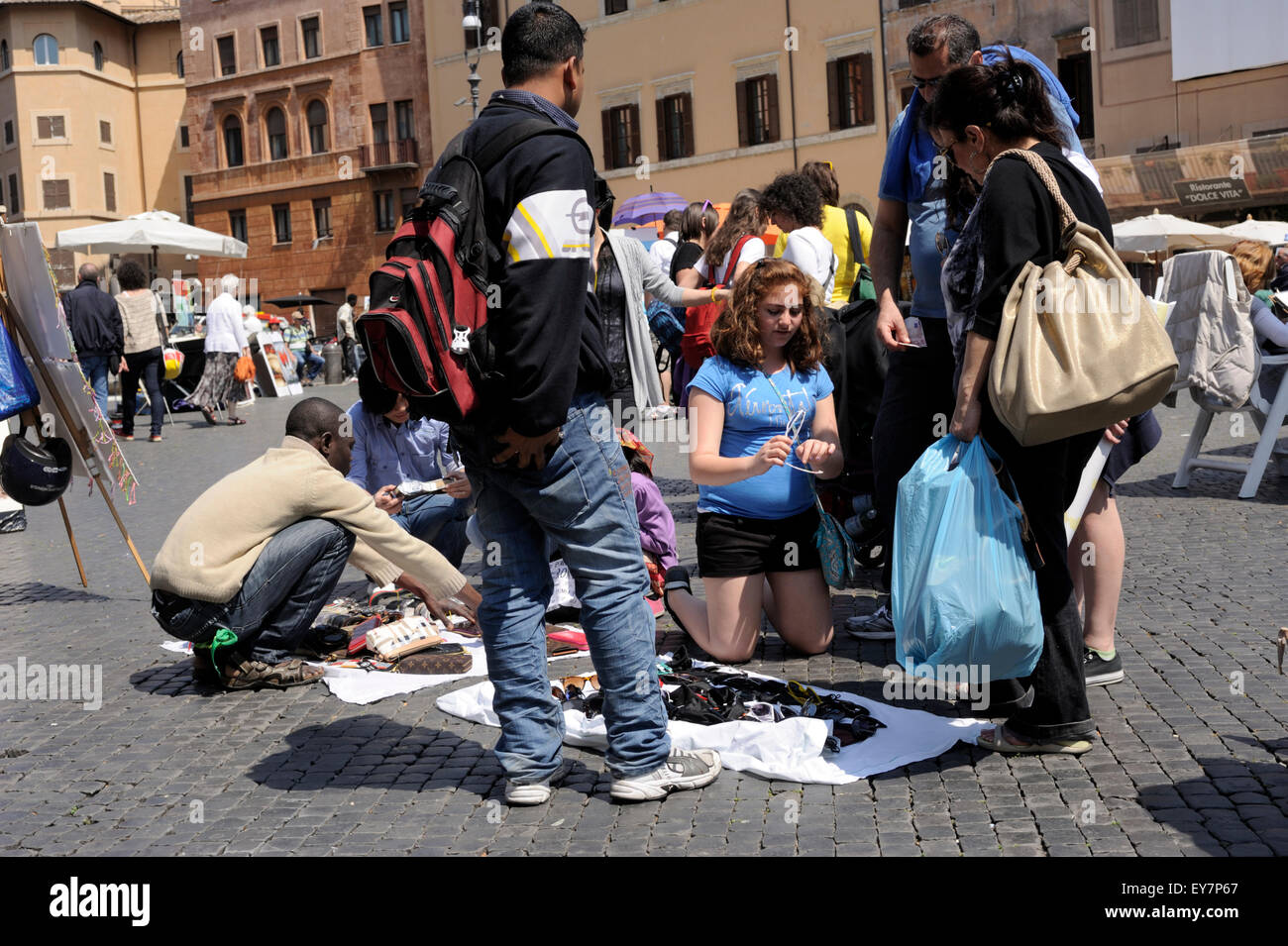Italie, Rome, Piazza Navona, immigrants vendant des marchandises contrefaites aux touristes Banque D'Images