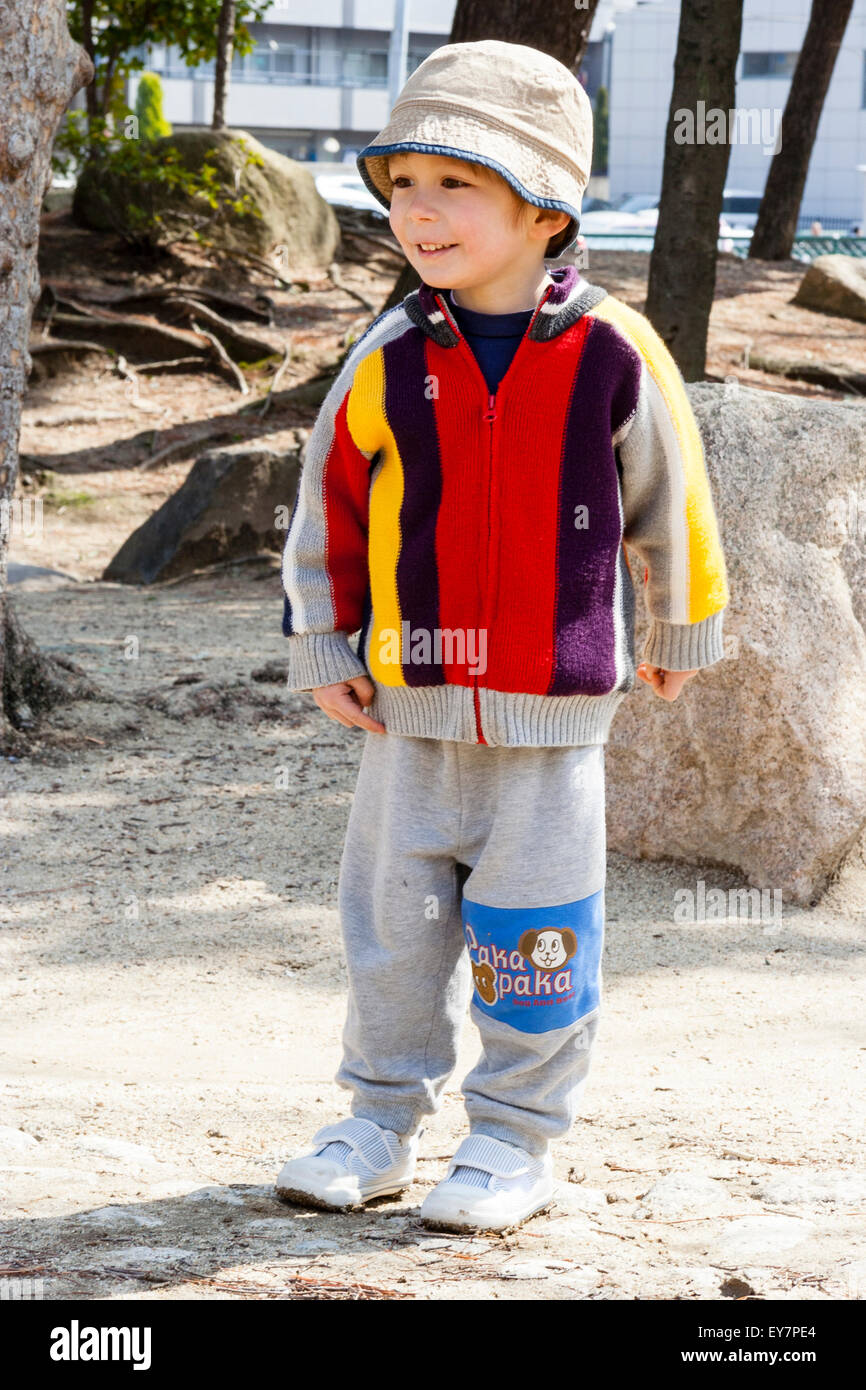 enfant face à la route