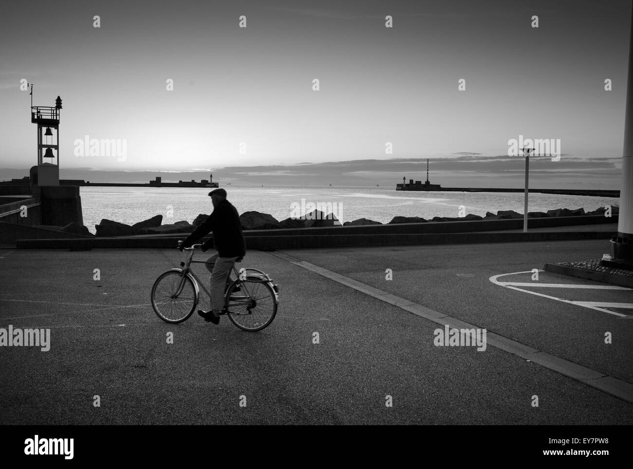 Les cyclistes âgés par l'embouchure de la Seine, Le Havre, France Banque D'Images