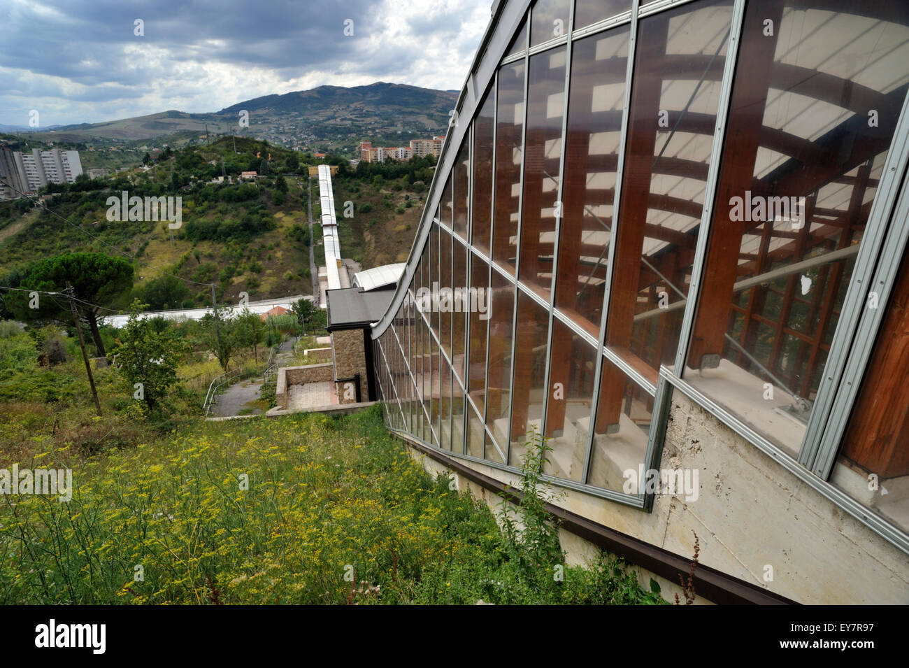 Italie, Basilicate, Potenza, le nouveau système d'escaliers mécaniques et d'ascenseurs menant au centre-ville Banque D'Images
