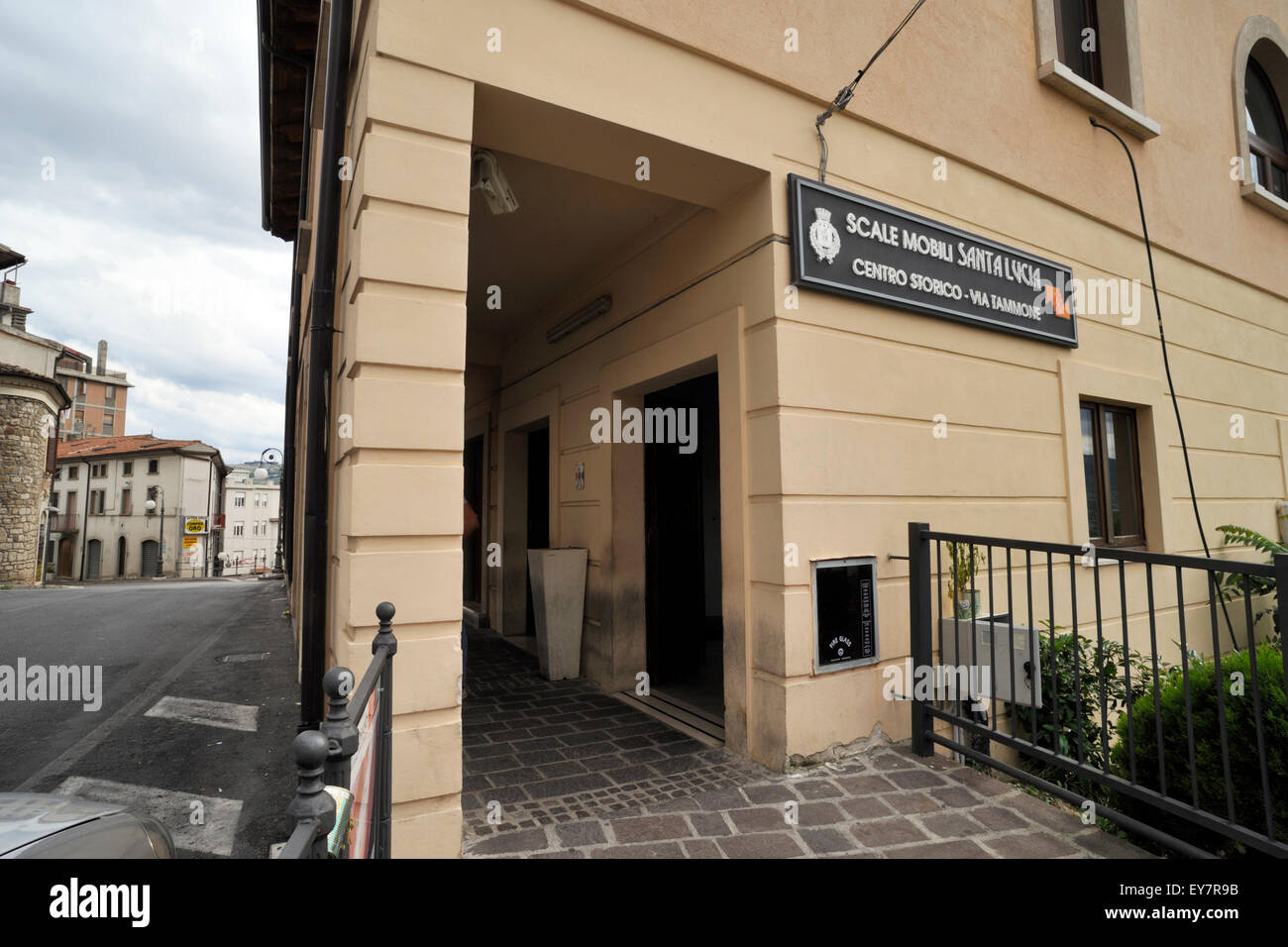 Italie, Basilicate, Potenza, le nouveau système d'escaliers mécaniques et d'ascenseurs menant au centre-ville Banque D'Images