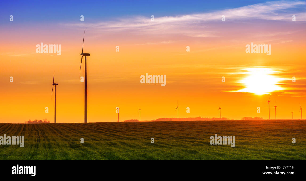 Concept d'énergie renouvelable, des moulins à vent au coucher du soleil. Banque D'Images