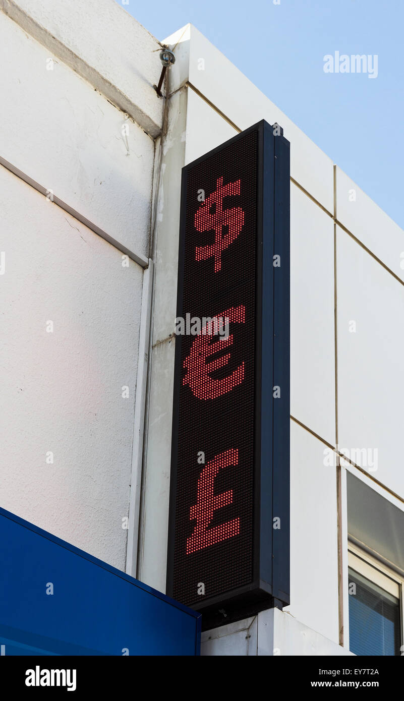 Dollar, l'euro et de la livre sterling de symboles au-dessus d'un bureau de change boutique à Bodrum, Turquie Banque D'Images