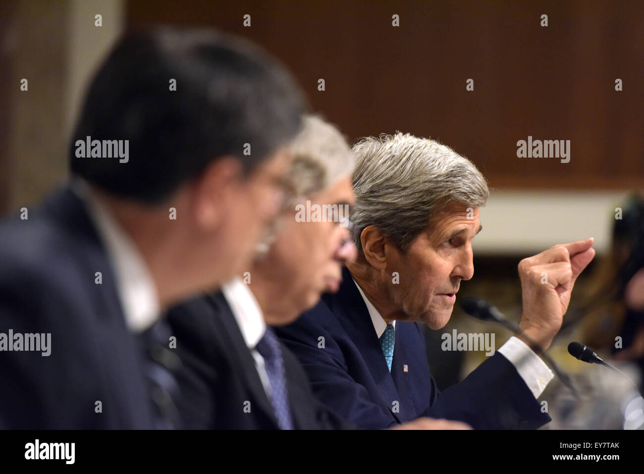 Washington, DC, USA. 23 juillet, 2015. Le secrétaire d'Etat John Kerry(R), le secrétaire à l'Énergie, Ernest Moniz(C) et le secrétaire au Trésor, Jack Lew, assister à une audience de la Commission des relations étrangères du Sénat sur la colline du Capitole à Washington, DC, États-Unis, le 23 juillet 2015. Le secrétaire d'Etat John Kerry a défendu jeudi l'accord nucléaire négocié récemment avec l'Iran, en disant : l'accord est la seule chance pour freiner le programme nucléaire de Téhéran. Credit : Yin Bogu/Xinhua/Alamy Live News Banque D'Images