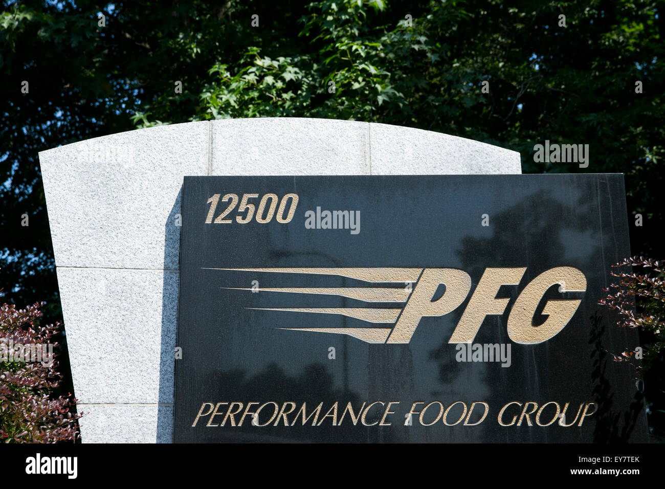 Un logo affiche à l'extérieur du siège de l'entreprise Performance Food Group (Groupe), de Richmond, en Virginie, le 19 juillet 2015. Banque D'Images