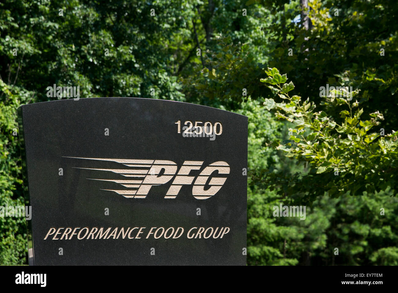 Un logo affiche à l'extérieur du siège de l'entreprise Performance Food Group (Groupe), de Richmond, en Virginie, le 19 juillet 2015. Banque D'Images