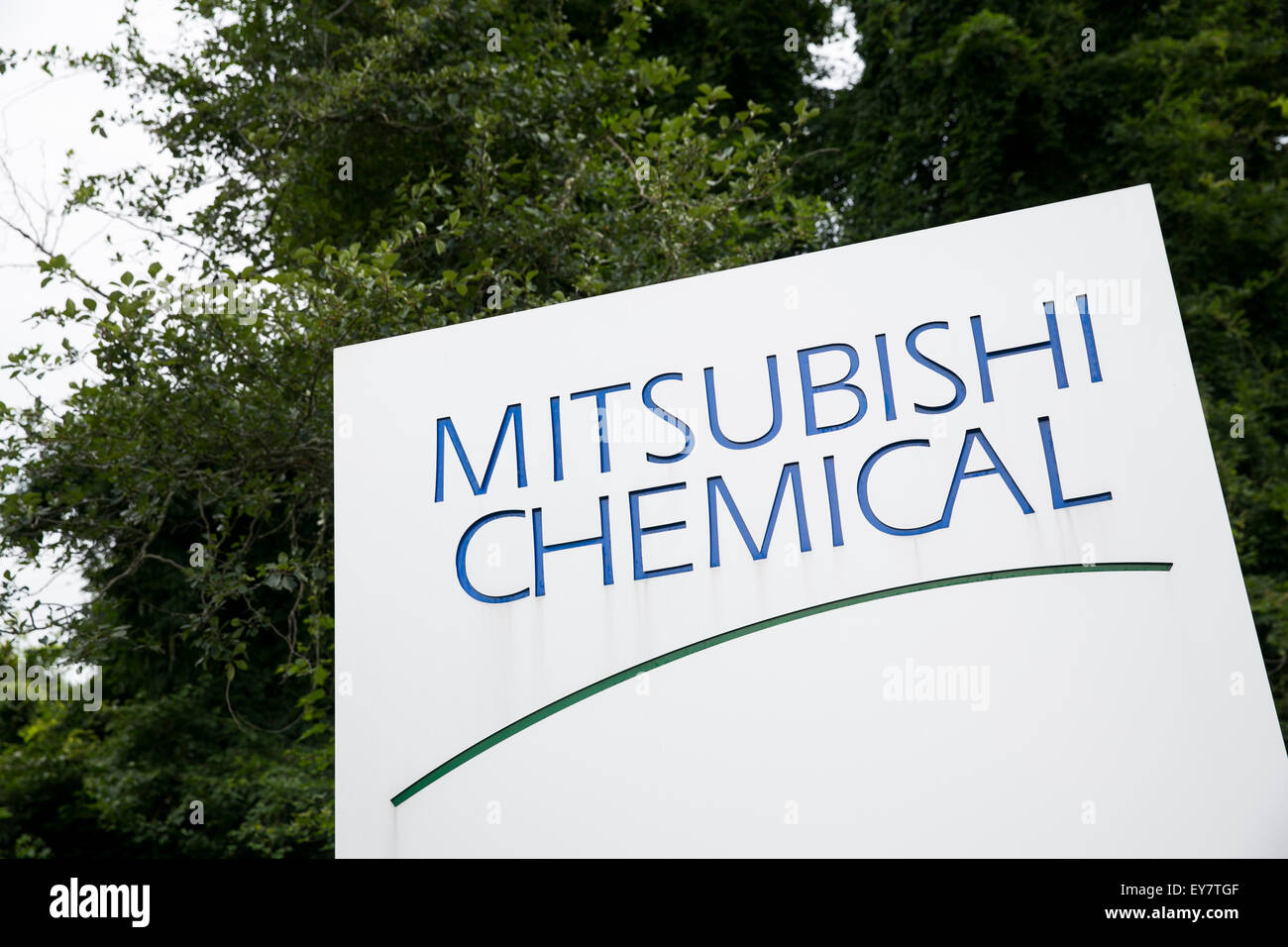Un logo affiche à l'extérieur d'un établissement occupé par Mitsubishi Chemical à Chesapeake, en Virginie, le 18 juillet 2015. Banque D'Images