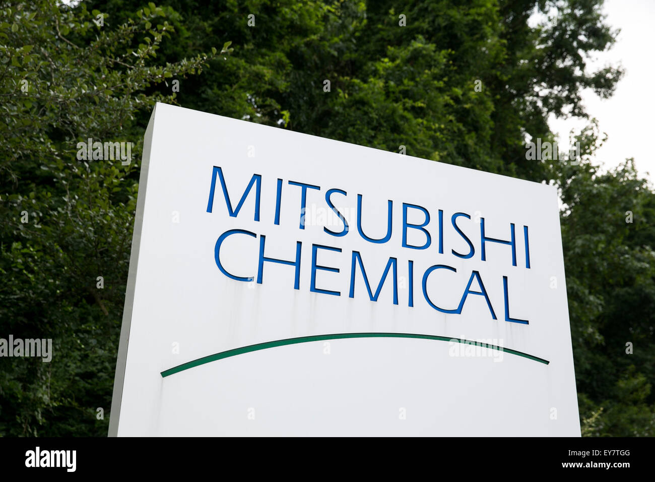 Un logo affiche à l'extérieur d'un établissement occupé par Mitsubishi Chemical à Chesapeake, en Virginie, le 18 juillet 2015. Banque D'Images