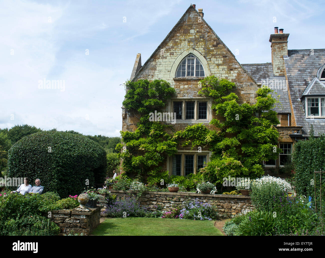 Des massifs de fleurs devant le manoir, Coton Manor Gardens, Nr Guilsborough, Northamptonshire Banque D'Images