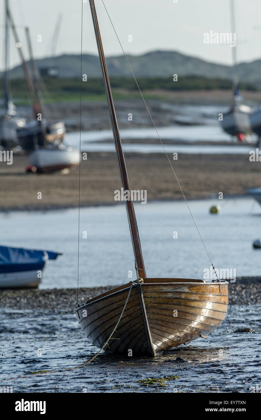 Petit bateau traditionnel en bois sur une barre de sable à marée basse. Banque D'Images