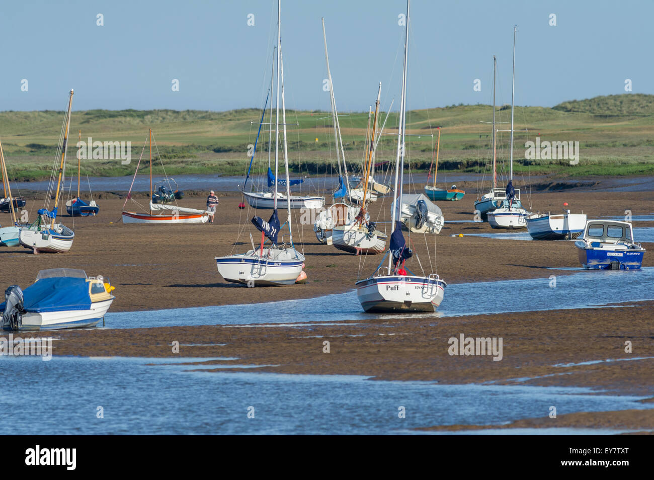 Les petits bateaux et yachts sur un banc de sable à marée basse. Banque D'Images