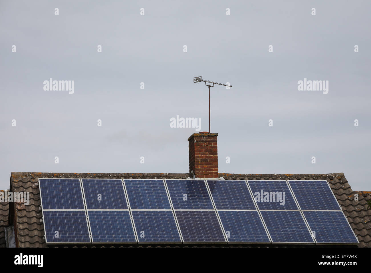Des panneaux solaires sur le toit d'une maison sur un jour nuageux gris ne produisant pas d'énergie Banque D'Images