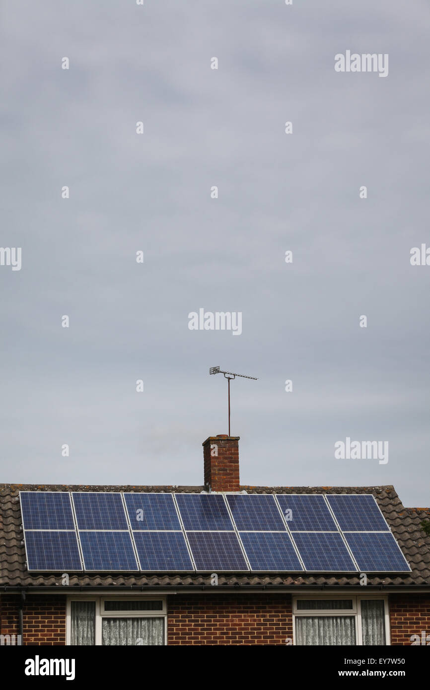 Des panneaux solaires sur le toit d'une maison sur un jour nuageux gris ne produisant pas d'énergie Banque D'Images