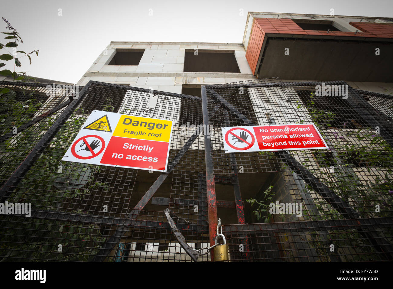 Projet bâtiment abandonné qui a été négligé pendant des années après l'arrêt de la construction au cours de la récession Banque D'Images