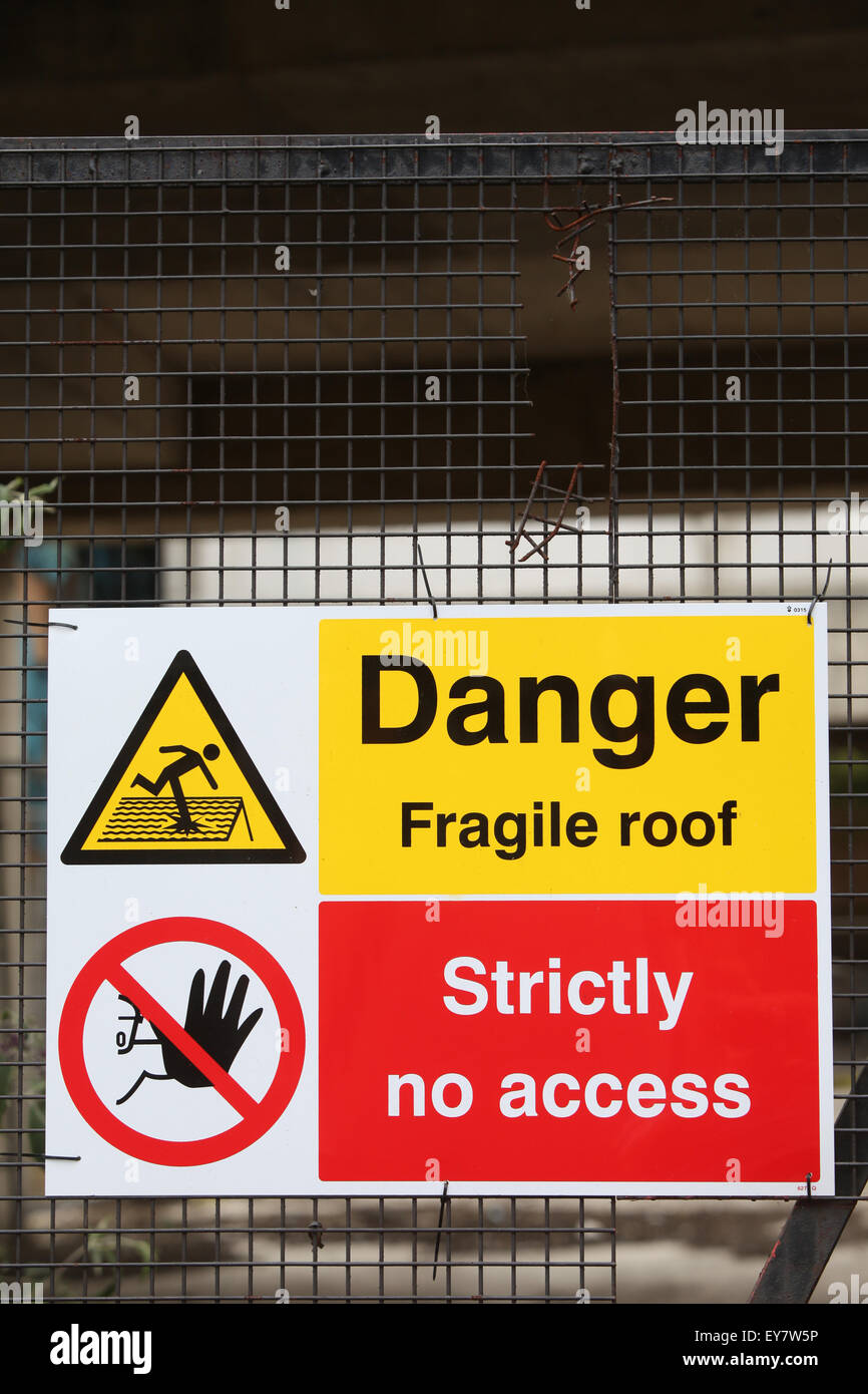 Site de construction les panneaux de sécurité Danger : toit fragile strictement aucun accès Banque D'Images