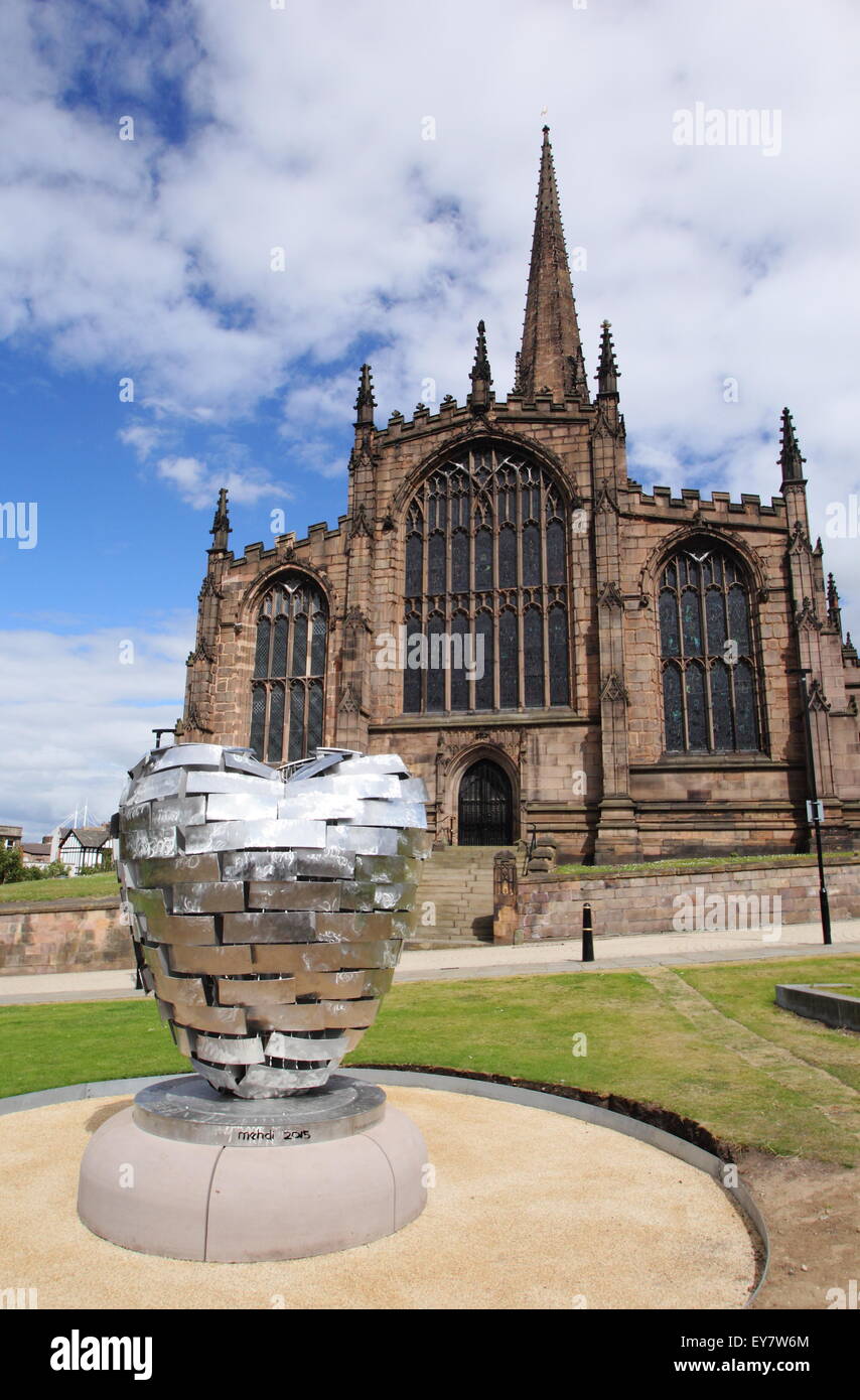 'Coeur d'acier sur l'acier sculpture dans les jardins à l'extérieur de Rotherham Minster Minster, centre-ville de Rotherham, Yorkshire Angleterre UK Banque D'Images