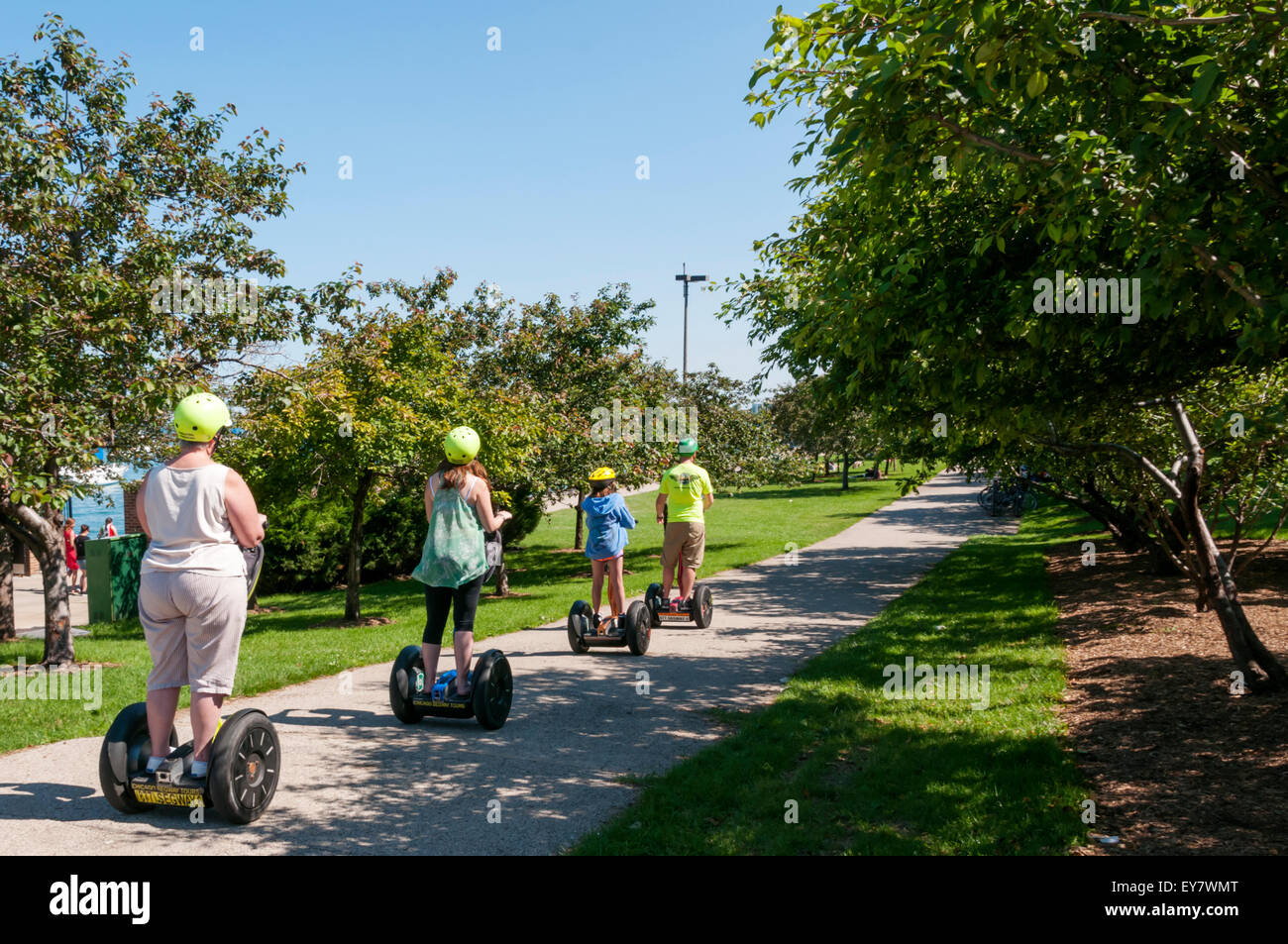 Les touristes sur un Segway tour dans le Grant Park de Chicago. Banque D'Images