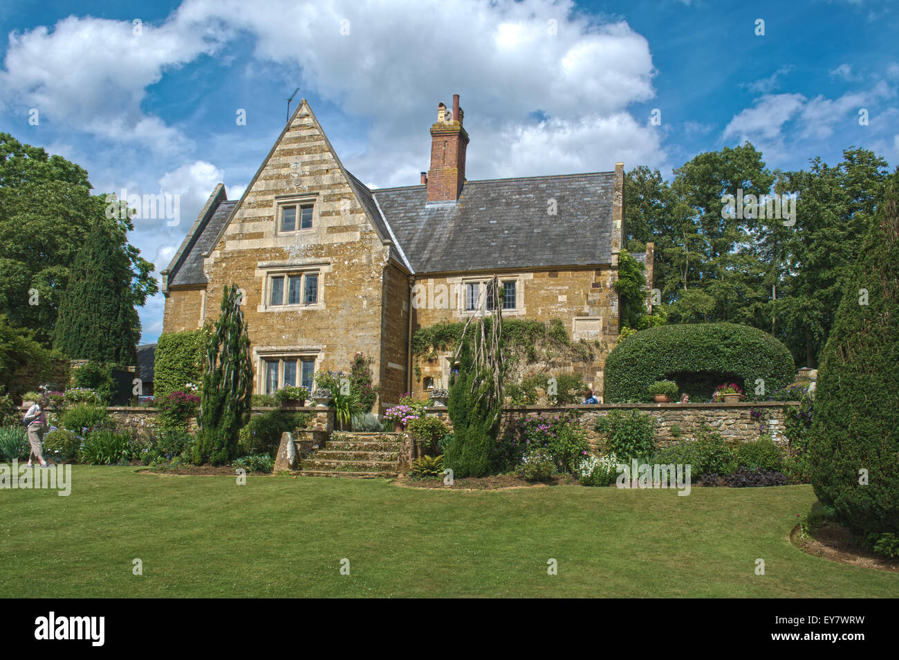 HDR de fleurs devant le manoir, Coton Manor Gardens, Nr Guilsborough, Northamptonshire Banque D'Images