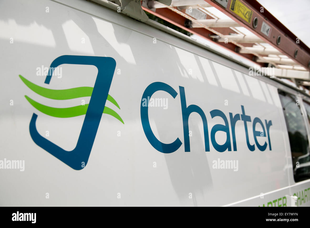 Un logo de la Charte sur l'installation d'une télévision par câble van appartenant à Charter Communications, Inc. à Onancock, Virginie le 18 juillet 2015. Banque D'Images