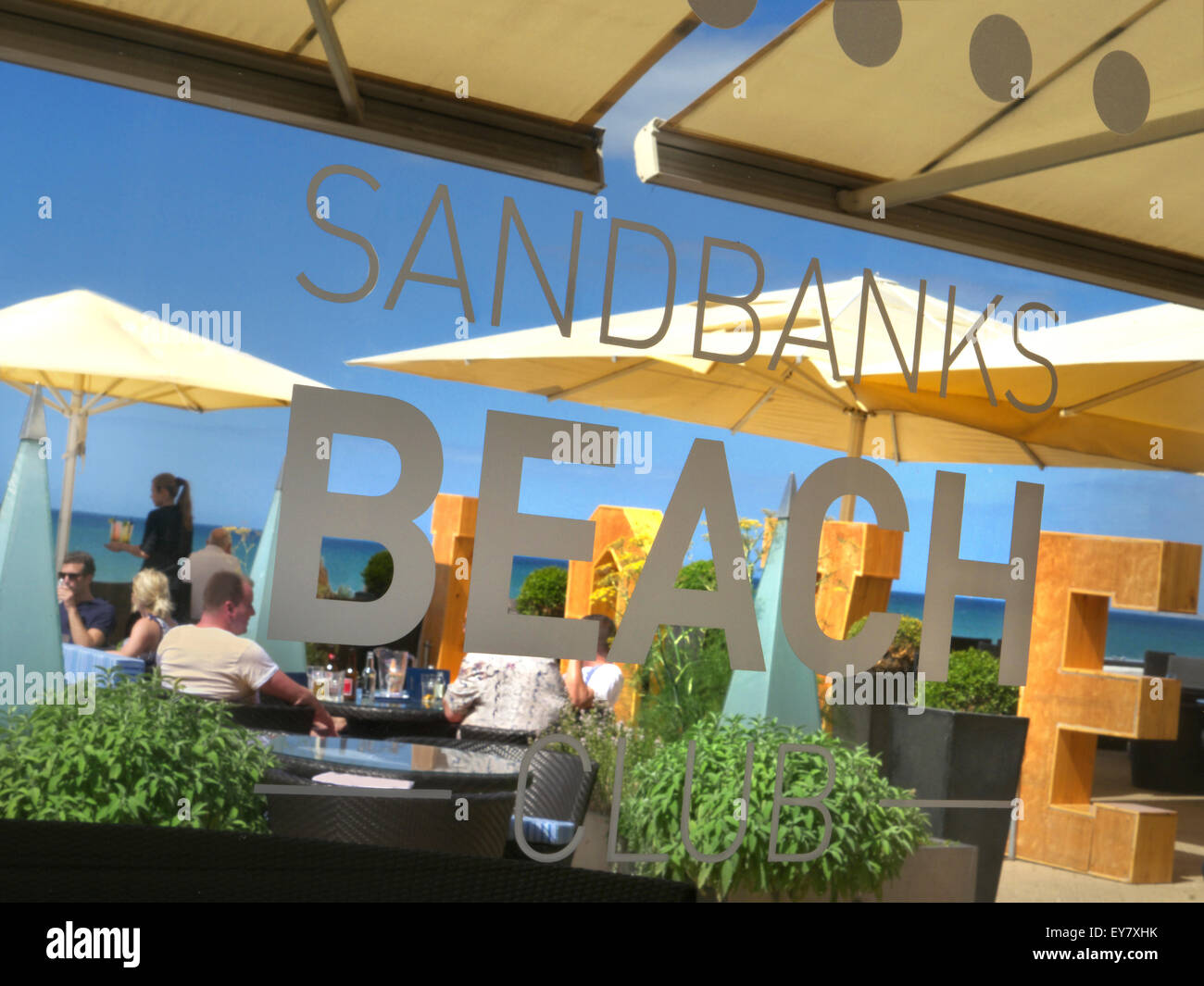 Luxe Sandbanks Beach Club avec les usagers bénéficiant des en-cas et des boissons à côté de la plage de la péninsule de Sandbanks Poole Dorset UK Banque D'Images