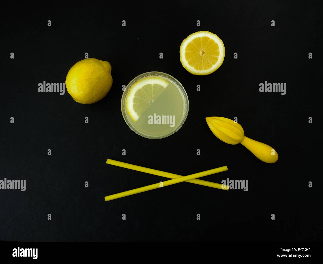 Limonade fraîchement pressé sur fond d'ardoise Banque D'Images