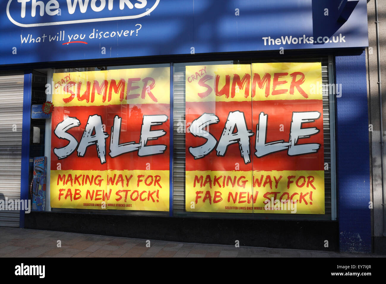 Affiches de vente d'été dans la vitrine du magasin, Sheffield Angleterre Banque D'Images