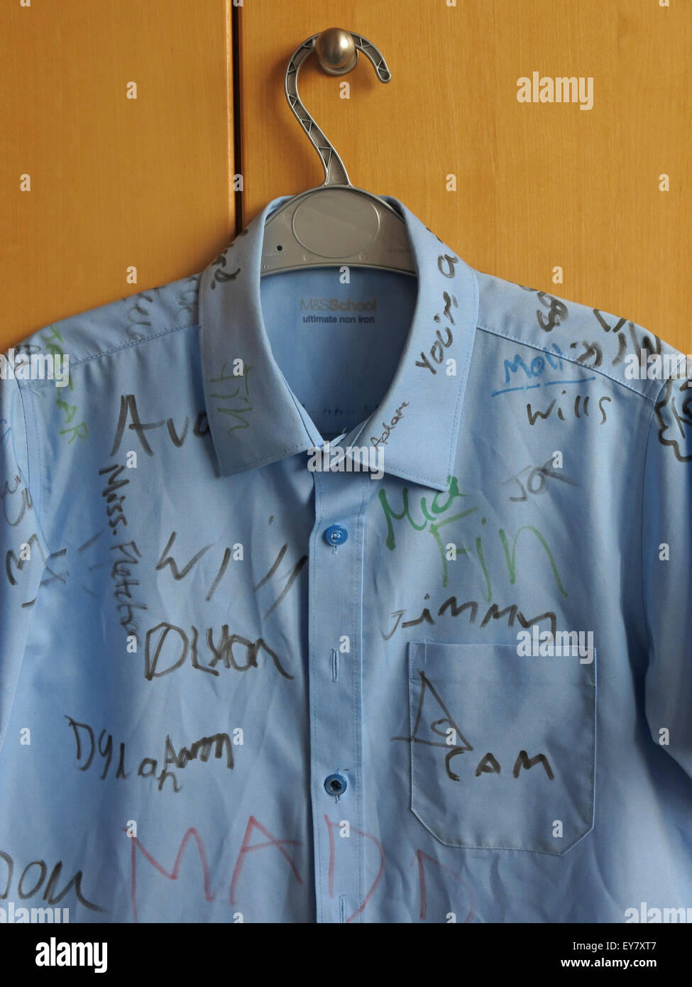 L'École Shirt avec signatures de camarades Banque D'Images