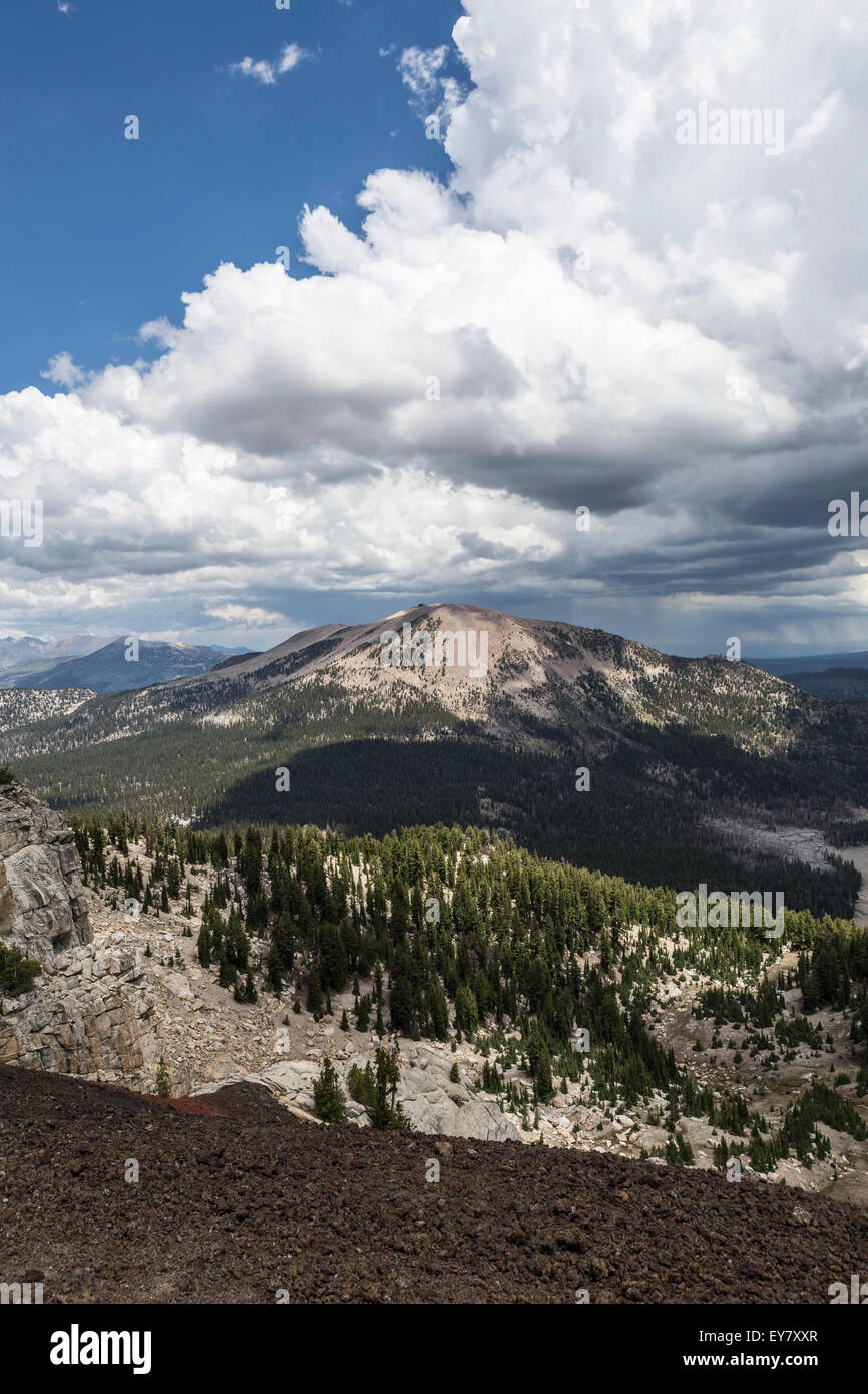 Summer Storm sur Mammoth Mountain populaire dans les montagnes de la Sierra Nevada de Californie. Banque D'Images