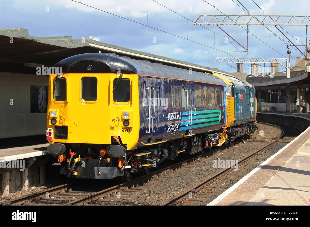 Frein de conduite chariot ouvert standard sur test, Carnforth avec une classe 37, la locomotive diesel-électrique des services ferroviaires directes livery Banque D'Images