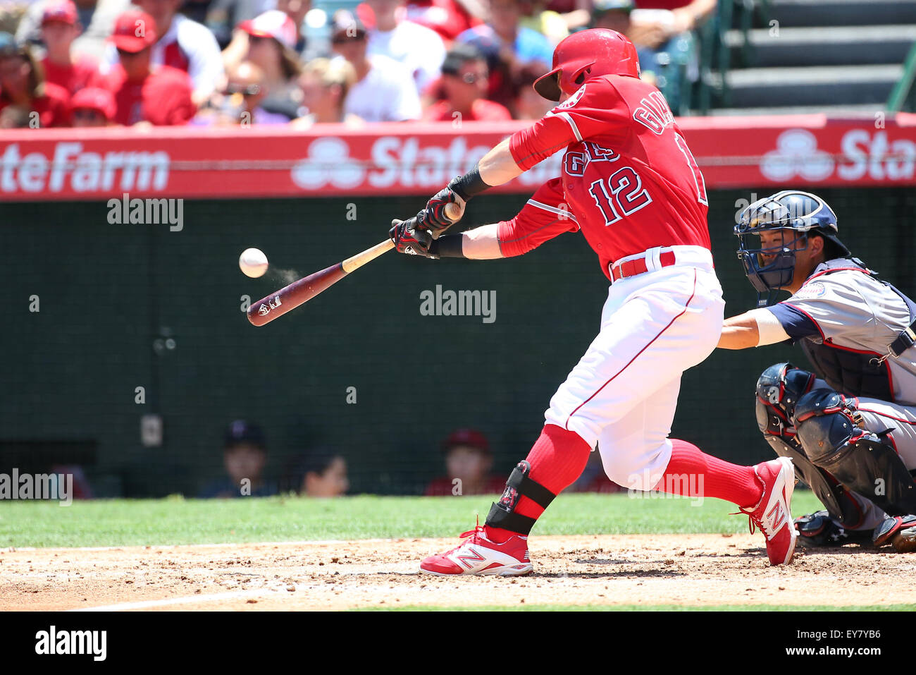 Anaheim, Californie, USA. 23 juillet, 2015. Los Angeles Angels le deuxième but Johnny Giavotella # 12 disques durs la balle au centre profond dans le jeu entre les Twins du Minnesota et Los Angeles Angels of Anaheim, Angel Stadium d'Anaheim, CA, photographe : Peter Renner and Co Crédit : Cal Sport Media/Alamy Live News Banque D'Images