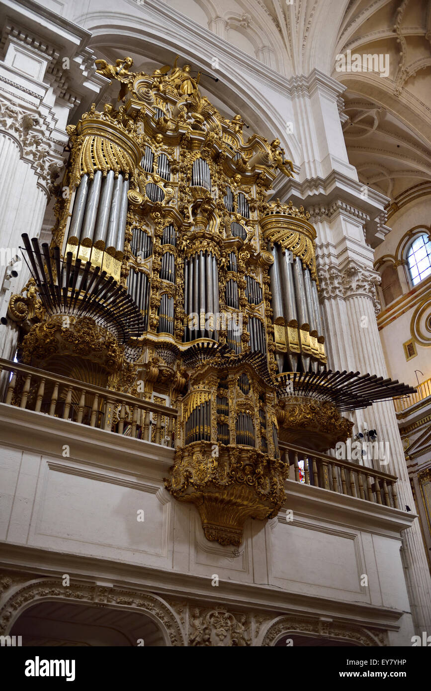 La feuille d'or et trompettes horizontales sur l'orgue de la Cathédrale de Grenade de l'Incarnation Banque D'Images