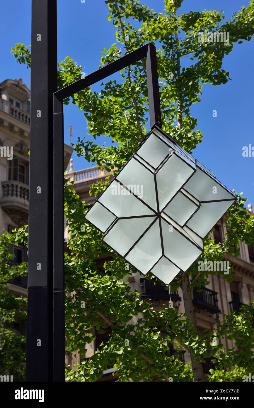 Lampadaire moderne sur la Gran Via de Colon La Reine Isabelle plaza Granada espagne Banque D'Images Lampadaire moderne sur la Gran Via de Colon La Reine Isabelle plaza Granada espagne Banque D'Images