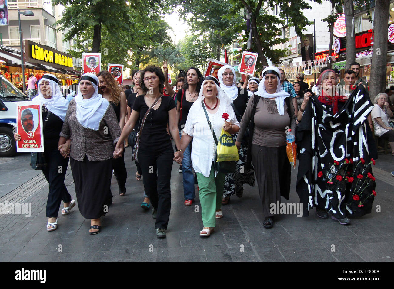 Ankara, Turquie. 23 juillet, 2015. Les Mères de la paix ont protesté contre l'attentat meurtrier en Turquie par l'État islamique que des militants ont fait plus de 30 morts. "La mère de la paix" est un mouvement des droits civils des femmes qui vise à promouvoir la paix entre les différents groupes ethniques. Credit : ZUMA Press, Inc./Alamy Live News Banque D'Images