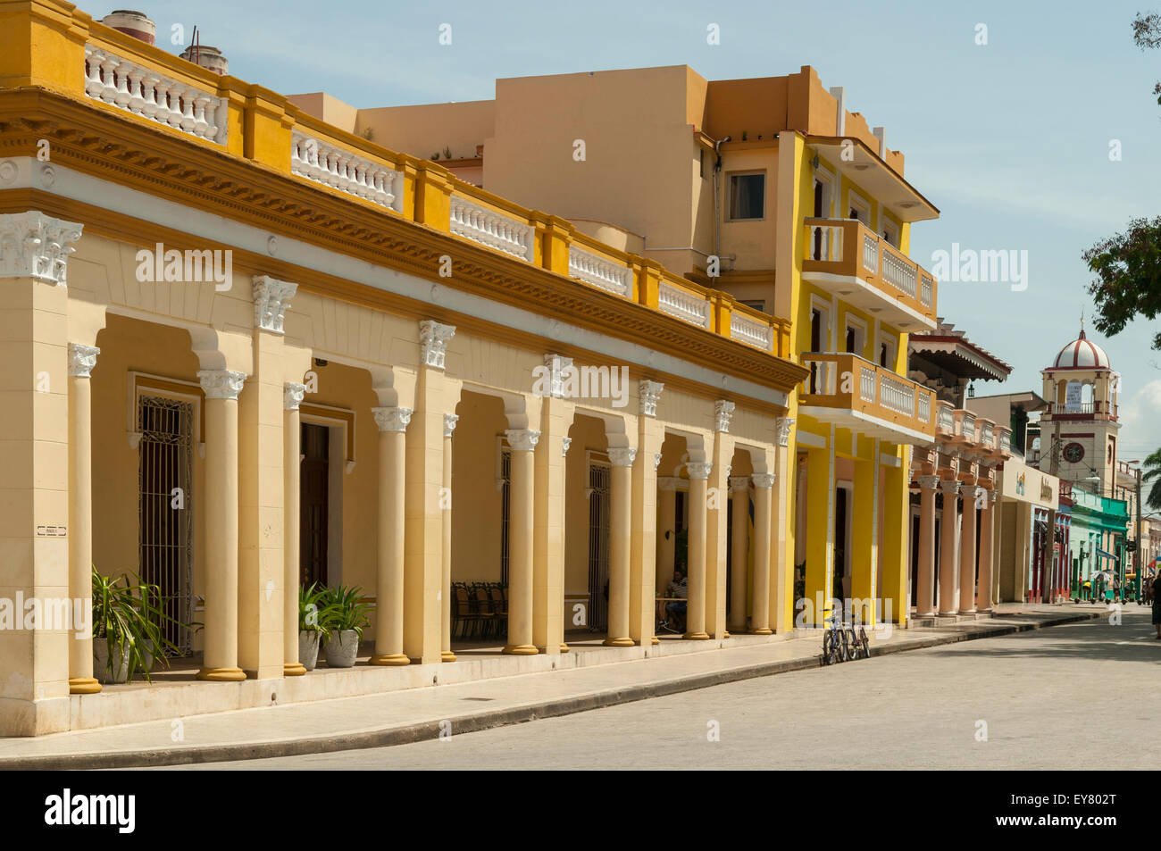 Les vieux bâtiments sur le Parque Cespedes, Bayamos, Cuba Banque D'Images