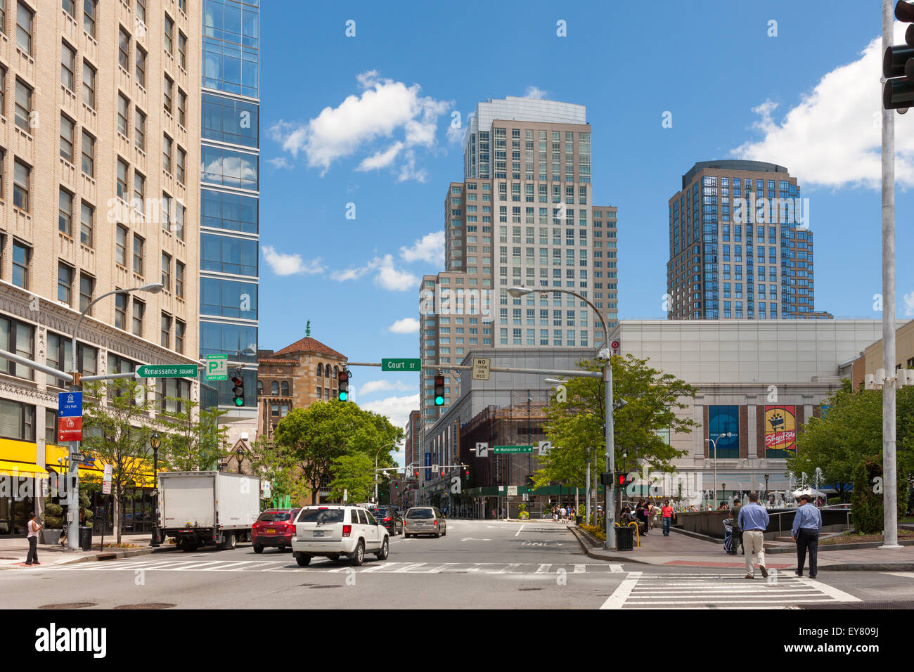 Une vue sur la rue principale en direction du centre-ville en centre-ville de White Plains, New York. Banque D'Images