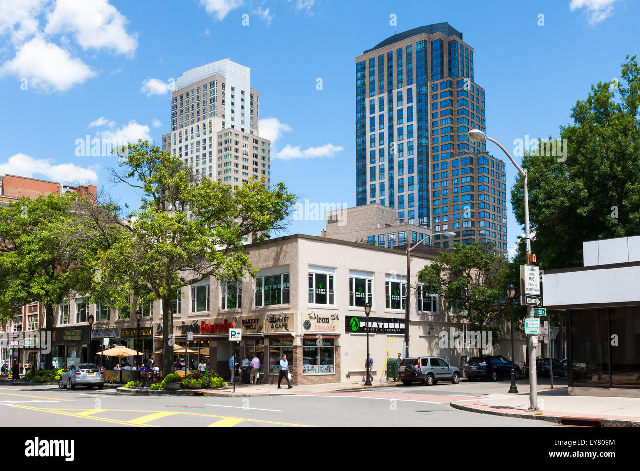 Une vue de tours modernes dans le centre-ville de Mamaroneck Avenue dans le centre-ville de White Plains, New York. Banque D'Images